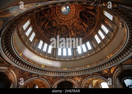 Nur eine Woche lang wurde die flüsterende Galerie in der St. Pauls-Kathedrale zu einer Leinwand für Textprojektionen, die vom Dekan und dem Kapitel der St. PaulÃ•-Kathedrale in Auftrag gegeben wurde. Das Projekt will die Frage beantworten: Ã Was macht das moderne Leben bedeutungsvoll und was bedeutet St. PaulÃ•in diesem zeitgenössischen Kontext für uns im Jahr 2008?“. Das Fragezeichen im Inneren markiert den 300. Jahrestag des Richtens aus der Kathedrale. Stockfoto