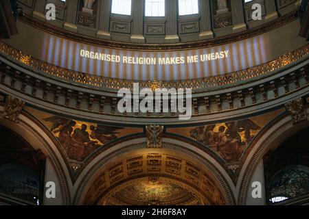 Nur eine Woche lang wurde die flüsterende Galerie in der St. Pauls-Kathedrale zu einer Leinwand für Textprojektionen, die vom Dekan und dem Kapitel der St. PaulÃ•-Kathedrale in Auftrag gegeben wurde. Das Projekt will die Frage beantworten: Ã Was macht das moderne Leben bedeutungsvoll und was bedeutet St. PaulÃ•in diesem zeitgenössischen Kontext für uns im Jahr 2008?“. Das Fragezeichen im Inneren markiert den 300. Jahrestag des Richtens aus der Kathedrale. Stockfoto