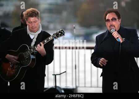 Sänger Tom Jones wird im Rahmen der BBC2s Culture Show 'British Busking Challenge' im Zentrum von London auf der South Bank zu sehen sein. Stockfoto