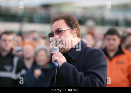 Sänger Tom Jones wird im Rahmen der BBC2s Culture Show 'British Busking Challenge' im Zentrum von London auf der South Bank zu sehen sein. Stockfoto