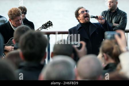 Sänger Tom Jones wird im Rahmen der BBC2s Culture Show 'British Busking Challenge' im Zentrum von London auf der South Bank zu sehen sein. Stockfoto