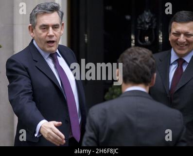 Der französische Präsident Nicolas Sarkozy und der Präsident der Europäischen Kommission Jose Manuel Barroso trafen sich in der Downing Street mit dem britischen Premierminister Gordon Brown. Britische und französische Staats- und Regierungschefs kamen am Montag mit europäischen Geschäftsführern zusammen, um Pläne für größere staatliche Ausgaben für Infrastruktur- und Energieprojekte zu diskutieren, die Europa helfen sollen, den Abschwung zu überstehen. Stockfoto