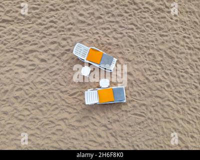 Sonnenliegen Tische am einsamen Sandstrand Stockfoto