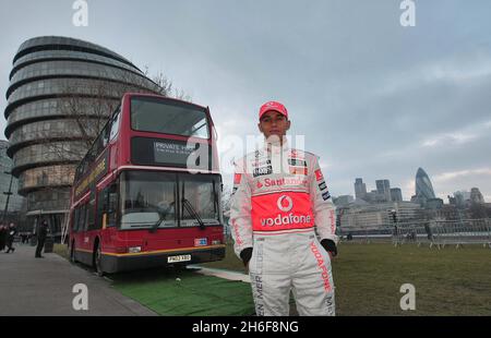 Lewis Hamilton, Formel-1-Weltmeister von 2008, während der Anti-Drink-Kampagne von Johnnie Walker, erinnerte die Menschen daran, nie zu trinken und zu fahren und die öffentlichen Verkehrsmittel zu nutzen, um über Weihnachten sicher nach Hause zu kommen. Stockfoto