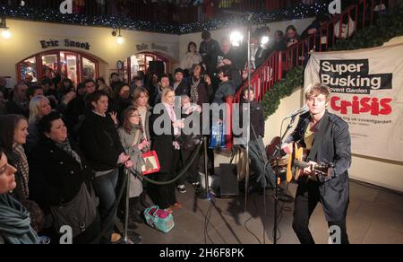 Tom Chaplin, der Leadsänger von Keane, nahm an diesem Abend an der Super Busking Veranstaltung in Covent Garden Teil, der Heimat des Street Performing. Die improvisierte Aufführung am heutigen Nachmittag sollte Geld für ihre Wohltätigkeitskrise sammeln und eine große Menge Weihnachtseinkäufer anlockten. Die Veranstaltung war Teil von „Christmas Delight“ in Covent Garden. Stockfoto