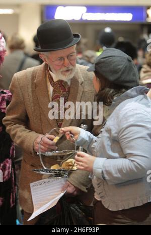 Im Terminal 1 des Flughafens Heathrow fand ein Protest gegen eine dritte Start- und Landebahn statt. Hunderte von Demonstranten kamen in edwardianischem Kleid mit Esskrümmen an, um ein „Abendessen bei den Inlandsabfahrten“ zu genießen. Stockfoto