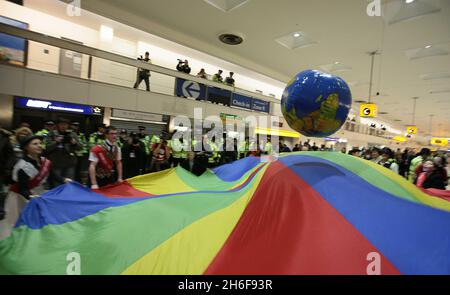 Im Terminal 1 des Flughafens Heathrow fand ein Protest gegen eine dritte Start- und Landebahn statt. Hunderte von Demonstranten kamen in edwardianischem Kleid mit Esskrümmen an, um ein „Abendessen bei den Inlandsabfahrten“ zu genießen. Stockfoto