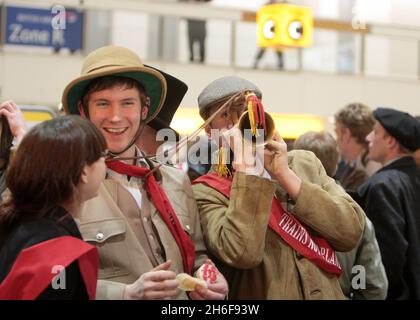 Im Terminal 1 des Flughafens Heathrow fand ein Protest gegen eine dritte Start- und Landebahn statt. Hunderte von Demonstranten kamen in edwardianischem Kleid mit Esskrümmen an, um ein „Abendessen bei den Inlandsabfahrten“ zu genießen. Stockfoto