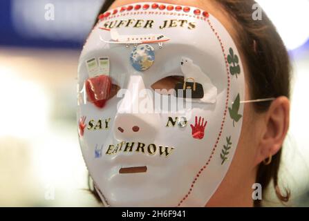 Im Terminal 1 des Flughafens Heathrow fand ein Protest gegen eine dritte Start- und Landebahn statt. Hunderte von Demonstranten kamen in edwardianischem Kleid mit Esskrümmen an, um ein „Abendessen bei den Inlandsabfahrten“ zu genießen. Stockfoto