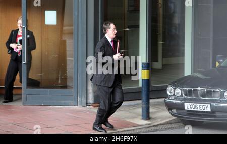 Wirtschaftsminister Lord Mandelson verlässt sein Büro in London auf dem Weg zum House of Lords, um ein Unterstützungspaket für die Automobilindustrie im Wert von Â£Milliarden 2 auszustellen. Stockfoto