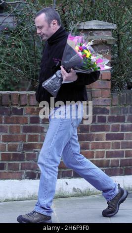 Ein Florist liefert Blumen an den konservativen Parteiführer David Cameron und seine Frau Samantha, nachdem sie nach dem Tod ihres ältesten Sohnes Ivan nach London zurückgekehrt sind. Stockfoto