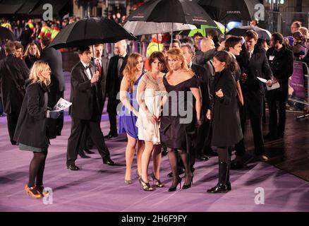 Sarah Ferguson mit den Töchtern Princess Beatrice und Princess Eugenie bei der Premiere des Films Young Victoria im Odeon Cinema am Leicester Square, London. Stockfoto