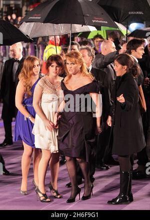 Sarah Ferguson mit den Töchtern Princess Beatrice und Princess Eugenie bei der Premiere des Films Young Victoria im Odeon Cinema am Leicester Square, London. Stockfoto