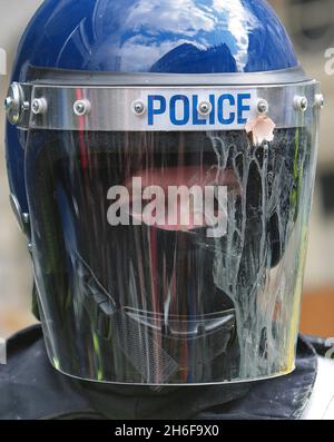 Während des G20-Protests bei der Bank of England in London wird ein Ei auf einen Polizeibeamten geworfen. Stockfoto