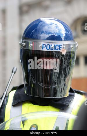 Während des G20-Protests bei der Bank of England in London wird ein Ei auf einen Polizeibeamten geworfen. Stockfoto