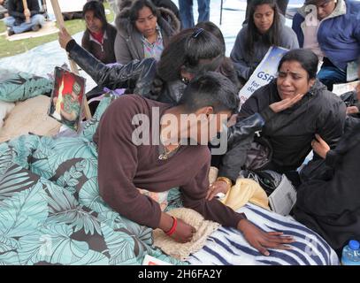 Zwei tamilische Demonstranten, Parameswaran Subramaniyam und Sivatharshan Sivakumar , im Bild in Westminster, befinden sich seit Montag im Hungerstreik, um gegen die Offensive der Regierung Sri Lankas gegen die Tamilischen Tiger-Rebellen und angebliche Menschenrechtsverletzungen zu protestieren. Stockfoto