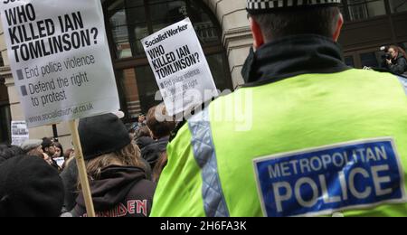 Eine Demonstration mit dem Namen „The Easter Rising“ fand heute Nachmittag von Bethnal Green zur Bank im Zentrum von London statt, um gegen den Tod des Zeitungsverkäufers Ian Tomlinson während der G20-Proteste zu protestieren. Stockfoto