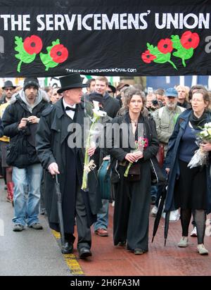 Eine Demonstration mit dem Namen „The Easter Rising“ fand heute Nachmittag von Bethnal Green zur Bank im Zentrum von London statt, um gegen den Tod des Zeitungsverkäufers Ian Tomlinson während der G20-Proteste zu protestieren. Stockfoto