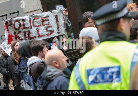 Eine Demonstration mit dem Namen „The Easter Rising“ fand heute Nachmittag von Bethnal Green zur Bank im Zentrum von London statt, um gegen den Tod des Zeitungsverkäufers Ian Tomlinson während der G20-Proteste zu protestieren. Stockfoto