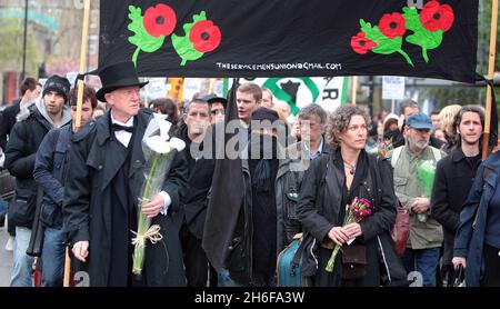 Eine Demonstration mit dem Namen „The Easter Rising“ fand heute Nachmittag von Bethnal Green zur Bank im Zentrum von London statt, um gegen den Tod des Zeitungsverkäufers Ian Tomlinson während der G20-Proteste zu protestieren. Stockfoto