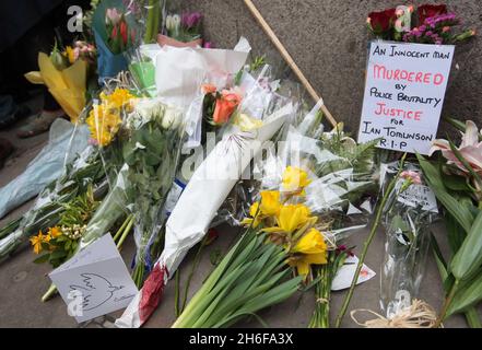 Eine Demonstration mit dem Namen „The Easter Rising“ fand heute Nachmittag von Bethnal Green zur Bank im Zentrum von London statt, um gegen den Tod des Zeitungsverkäufers Ian Tomlinson während der G20-Proteste zu protestieren. Stockfoto