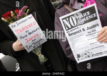 Eine Demonstration mit dem Namen „The Easter Rising“ fand heute Nachmittag von Bethnal Green zur Bank im Zentrum von London statt, um gegen den Tod des Zeitungsverkäufers Ian Tomlinson während der G20-Proteste zu protestieren. Stockfoto