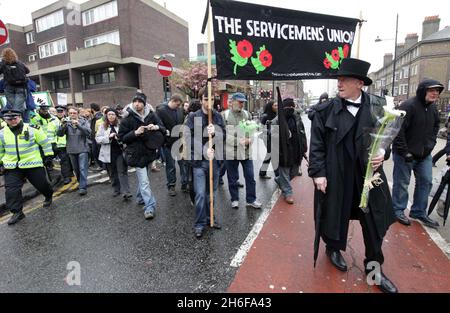 Eine Demonstration mit dem Namen „The Easter Rising“ fand heute Nachmittag von Bethnal Green zur Bank im Zentrum von London statt, um gegen den Tod des Zeitungsverkäufers Ian Tomlinson während der G20-Proteste zu protestieren. Stockfoto