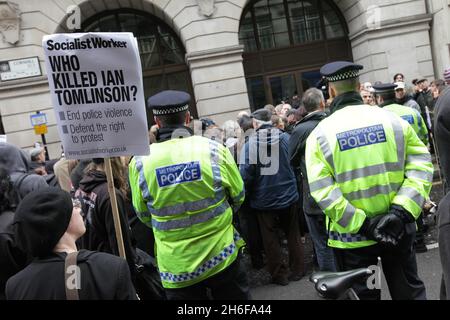 Eine Demonstration mit dem Namen „The Easter Rising“ fand heute Nachmittag von Bethnal Green zur Bank im Zentrum von London statt, um gegen den Tod des Zeitungsverkäufers Ian Tomlinson während der G20-Proteste zu protestieren. Stockfoto