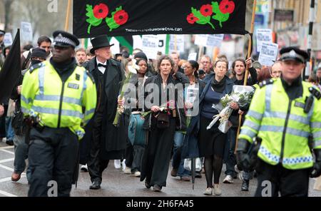 Eine Demonstration mit dem Namen „The Easter Rising“ fand heute Nachmittag von Bethnal Green zur Bank im Zentrum von London statt, um gegen den Tod des Zeitungsverkäufers Ian Tomlinson während der G20-Proteste zu protestieren. Stockfoto