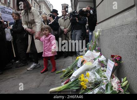 Eine Demonstration mit dem Namen „The Easter Rising“ fand heute Nachmittag von Bethnal Green zur Bank im Zentrum von London statt, um gegen den Tod des Zeitungsverkäufers Ian Tomlinson während der G20-Proteste zu protestieren. Stockfoto