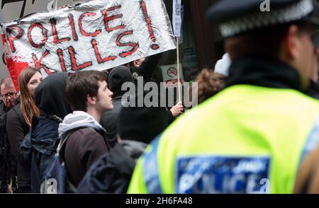 Eine Demonstration mit dem Namen „The Easter Rising“ fand heute Nachmittag von Bethnal Green zur Bank im Zentrum von London statt, um gegen den Tod des Zeitungsverkäufers Ian Tomlinson während der G20-Proteste zu protestieren. Stockfoto