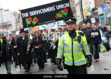 Eine Demonstration mit dem Namen „The Easter Rising“ fand heute Nachmittag von Bethnal Green zur Bank im Zentrum von London statt, um gegen den Tod des Zeitungsverkäufers Ian Tomlinson während der G20-Proteste zu protestieren. Stockfoto