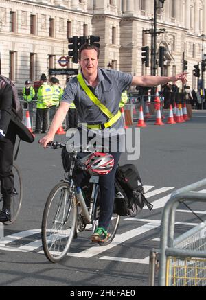 Aktenfoto vom 22/04/2009 von David Cameron, der auf seinem Fahrrad zum Commons fährt. Dem Vorsitzenden der Konservativen Partei, David Cameron, wurde erneut sein Fahrrad gestohlen. Das Fahrrad, ein silberner und schwarzer Scott Pendlerfahrrad, wird angenommen, dass es heute Morgen vor seinem Londoner Haus gestohlen wurde. Dies ist das zweite Mal, dass Cameron ein Fahrrad gestohlen hat. Das erste Mal war im letzten Juli, als es vor einem Supermarkt weggeschnappt wurde. Stockfoto