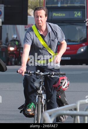 Aktenfoto vom 22/04/2009 von David Cameron, der auf seinem Fahrrad zum Commons fährt. Dem Vorsitzenden der Konservativen Partei, David Cameron, wurde erneut sein Fahrrad gestohlen. Das Fahrrad, ein silberner und schwarzer Scott Pendlerfahrrad, wird angenommen, dass es heute Morgen vor seinem Londoner Haus gestohlen wurde. Dies ist das zweite Mal, dass Cameron ein Fahrrad gestohlen hat. Das erste Mal war im letzten Juli, als es vor einem Supermarkt weggeschnappt wurde. Stockfoto