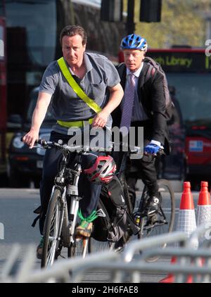 Aktenfoto vom 22/04/2009 von David Cameron, der auf seinem Fahrrad zum Commons fährt. Dem Vorsitzenden der Konservativen Partei, David Cameron, wurde erneut sein Fahrrad gestohlen. Das Fahrrad, ein silberner und schwarzer Scott Pendlerfahrrad, wird angenommen, dass es heute Morgen vor seinem Londoner Haus gestohlen wurde. Dies ist das zweite Mal, dass Cameron ein Fahrrad gestohlen hat. Das erste Mal war im letzten Juli, als es vor einem Supermarkt weggeschnappt wurde. Stockfoto