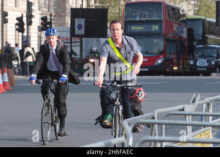 Aktenfoto vom 22/04/2009 von David Cameron, der auf seinem Fahrrad zum Commons fährt. Dem Vorsitzenden der Konservativen Partei, David Cameron, wurde erneut sein Fahrrad gestohlen. Das Fahrrad, ein silberner und schwarzer Scott Pendlerfahrrad, wird angenommen, dass es heute Morgen vor seinem Londoner Haus gestohlen wurde. Dies ist das zweite Mal, dass Cameron ein Fahrrad gestohlen hat. Das erste Mal war im letzten Juli, als es vor einem Supermarkt weggeschnappt wurde. Stockfoto