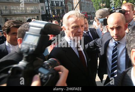 Datei Foto vom 24/07/2008 von Max Mosley vor dem High Court im Juli letzten Jahres nach dem Gewinn seines Datenschutzes gegen eine nationale sonntagszeitung. Der Sohn von F1-Chef Max Mosley wurde nach einer vermuteten Überdosis von Medikamenten tot aufgefunden. Alexander Mosley, 39, wurde gestern in seinem Haus in Notting Hill, West London, entdeckt. Stockfoto