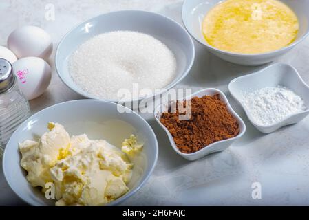Zutaten für das Backen einer Torte im Ofen Stockfoto