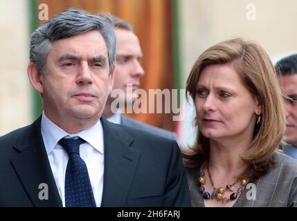 Premierminister Gordon Brown und seine Frau Sarah nahmen heute an einem Gottesdienst in der Kathedrale von Bayeux in der Normandie Teil, bei dem Veteranen und Würdenträger im Rahmen der Feierlichkeiten zum 65. Jahrestag der Landungen des D-Day teilnahmen. Stockfoto