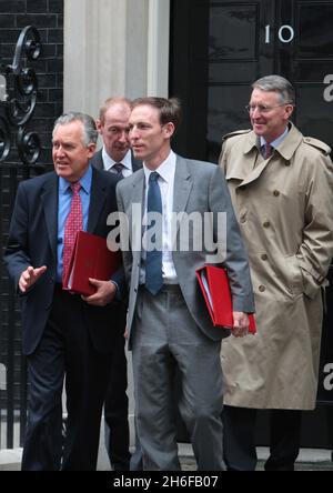 Peter Hain, Pat McFadden, Jim Murphy und Hilary Benn nach der Teilnahme an der ersten Kabinettssitzung seit der aktuellen Neuordnung in der Downing Street heute Morgen. Stockfoto