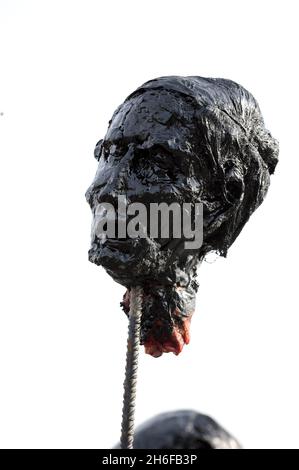 Pendler kommen an den Bildnisse des Künstlers David Fryer über die „abgetrennten Köpfe“ einiger der Banker vorbei, die gezwungen waren, sich für ihre Rolle in der Finanzkrise zu entschuldigen. Zu den Arbeiten gehören der Chef von Sir Tom McKillop, dem ehemaligen Vorsitzenden der RBS, der aufgrund der Krise zurückgetreten ist, sowie ein Everyman-Banker in der Mitte für „gute Maßnahmen“. Der Platz auf der London Bridge wurde traditionell verwendet, um die abgetrennten Köpfe von Verrätern zu montieren. Die Bildnis - aus Ton, Wachs, Haaren und den abgetrennten Halsen von Schafen, die auf Stahlspitzen aufgespießt wurden - wurden ohne Genehmigung errichtet. Sie sind Teil der zwei Grad Fe dieser Woche Stockfoto