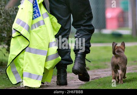 File Photo vom 02/05/2006 von einem Schäferhund, der von der Polizei trainiert wird. Zwei Polizeihunde starben gestern, nachdem sie am heißesten Tag des Jahres in ihrem Handler-Auto zurückgelassen wurden. Die deutschen Schäferhunde wurden in dem Fahrzeug, das vor dem Nottinghamshire Polizeihauptquartier geparkt war, tot aufgefunden. Stockfoto