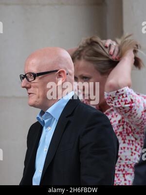 Der ehemalige Redakteur der Sun-Zeitung David Yelland ist im Bild zu sehen, wie er heute Abend bei einer Party im Zentrum von London ankommt. Stockfoto