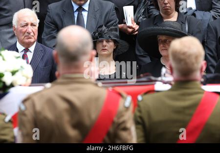 Sally Thorneloe, Mitte, Ehefrau von Oberstleutnant Rupert Thorneloe, seinem Vater, dem pensionierten Major John Thorneloe, links, und seiner Mutter, Veronica, rechts, Sehen Sie sich den Sarg von Oberstleutnant Thorneloe an, der am 1. Juli in Afghanistan getötet wurde, und verlassen Sie die Guards Chapel in London Stockfoto