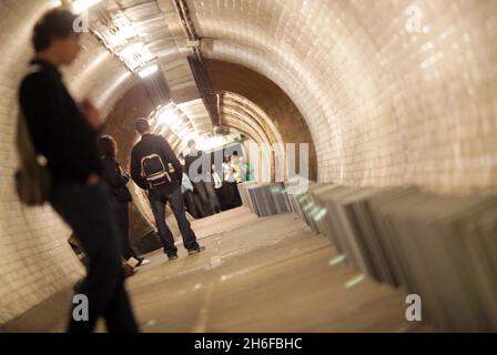 Dominosteine im Fußtunnel unter der themse von Island Gardens nach Greenwich als Teil einer 20 Meilen langen riesigen Domino-Rallye aus Windblöcken, die sich heute durch die fünf Bezirke der Olympischen Spiele 2012 in London erstreckte. 50,000 BREEZE-Blöcke wurden wie eine Reihe von Dominosteinen aufgestellt, wobei das Umstürzen der Blöcke am Nachmittag begann und 6 Stunden dauerte, bis es in einem großen Finale in der Dämmerung abgeschlossen wurde. Die Strecke führt durch Parks, Schulplätze, Wasserwege, Brücken und Unterführungen. Stockfoto