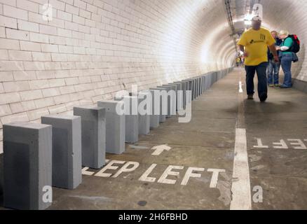 Dominosteine im Fußtunnel unter der themse von Island Gardens nach Greenwich als Teil einer 20 Meilen langen riesigen Domino-Rallye aus Windblöcken, die sich heute durch die fünf Bezirke der Olympischen Spiele 2012 in London erstreckte. 50,000 BREEZE-Blöcke wurden wie eine Reihe von Dominosteinen aufgestellt, wobei das Umstürzen der Blöcke am Nachmittag begann und 6 Stunden dauerte, bis es in einem großen Finale in der Dämmerung abgeschlossen wurde. Die Strecke führt durch Parks, Schulplätze, Wasserwege, Brücken und Unterführungen. Stockfoto