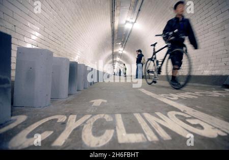 Dominosteine im Fußtunnel unter der themse von Island Gardens nach Greenwich als Teil einer 20 Meilen langen riesigen Domino-Rallye aus Windblöcken, die sich heute durch die fünf Bezirke der Olympischen Spiele 2012 in London erstreckte. 50,000 BREEZE-Blöcke wurden wie eine Reihe von Dominosteinen aufgestellt, wobei das Umstürzen der Blöcke am Nachmittag begann und 6 Stunden dauerte, bis es in einem großen Finale in der Dämmerung abgeschlossen wurde. Die Strecke führt durch Parks, Schulplätze, Wasserwege, Brücken und Unterführungen. Stockfoto