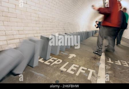 Dominosteine im Fußtunnel unter der themse von Island Gardens nach Greenwich als Teil einer 20 Meilen langen riesigen Domino-Rallye aus Windblöcken, die sich heute durch die fünf Bezirke der Olympischen Spiele 2012 in London erstreckte. 50,000 BREEZE-Blöcke wurden wie eine Reihe von Dominosteinen aufgestellt, wobei das Umstürzen der Blöcke am Nachmittag begann und 6 Stunden dauerte, bis es in einem großen Finale in der Dämmerung abgeschlossen wurde. Die Strecke führt durch Parks, Schulplätze, Wasserwege, Brücken und Unterführungen. Stockfoto