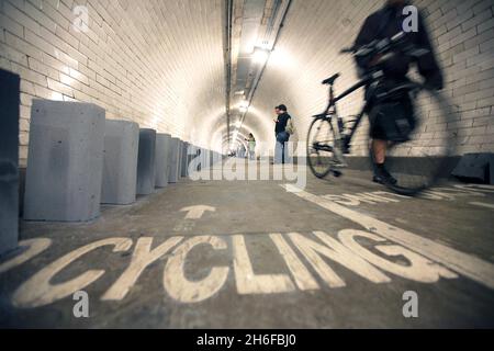 Dominosteine im Fußtunnel unter der themse von Island Gardens nach Greenwich als Teil einer 20 Meilen langen riesigen Domino-Rallye aus Windblöcken, die sich heute durch die fünf Bezirke der Olympischen Spiele 2012 in London erstreckte. 50,000 BREEZE-Blöcke wurden wie eine Reihe von Dominosteinen aufgestellt, wobei das Umstürzen der Blöcke am Nachmittag begann und 6 Stunden dauerte, bis es in einem großen Finale in der Dämmerung abgeschlossen wurde. Die Strecke führt durch Parks, Schulplätze, Wasserwege, Brücken und Unterführungen. Stockfoto