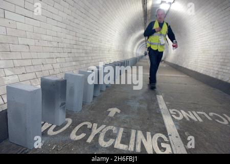 Dominosteine im Fußtunnel unter der themse von Island Gardens nach Greenwich als Teil einer 20 Meilen langen riesigen Domino-Rallye aus Windblöcken, die sich heute durch die fünf Bezirke der Olympischen Spiele 2012 in London erstreckte. 50,000 BREEZE-Blöcke wurden wie eine Reihe von Dominosteinen aufgestellt, wobei das Umstürzen der Blöcke am Nachmittag begann und 6 Stunden dauerte, bis es in einem großen Finale in der Dämmerung abgeschlossen wurde. Die Strecke führt durch Parks, Schulplätze, Wasserwege, Brücken und Unterführungen. Stockfoto